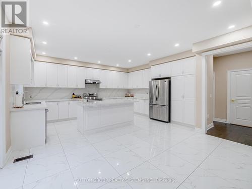 1527 Mendelson Heights, Milton, ON - Indoor Photo Showing Kitchen