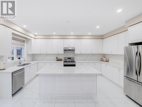 1527 Mendelson Heights, Milton, ON - Indoor Photo Showing Kitchen With Double Sink With Upgraded Kitchen