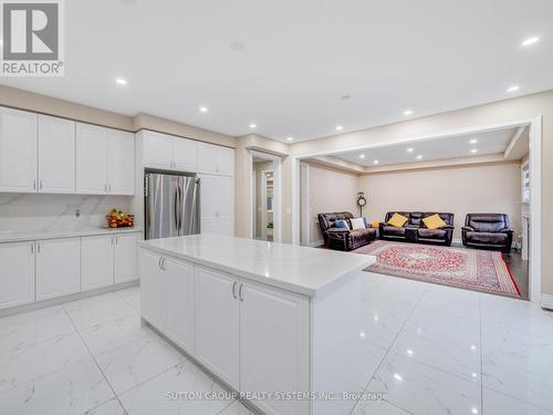 1527 Mendelson Heights, Milton, ON - Indoor Photo Showing Kitchen