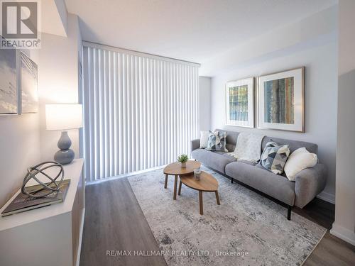 702 - 132 Berkeley Street, Toronto, ON - Indoor Photo Showing Living Room