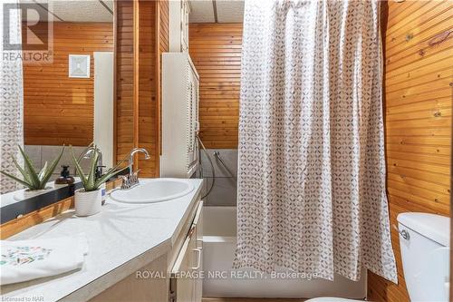 305 Lincoln Street, Welland, ON - Indoor Photo Showing Bathroom