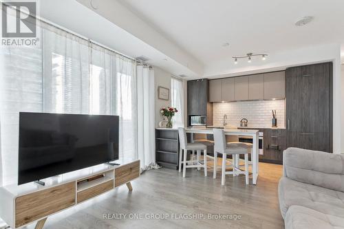 1007 - 70 Annie Craig Drive, Toronto, ON - Indoor Photo Showing Living Room