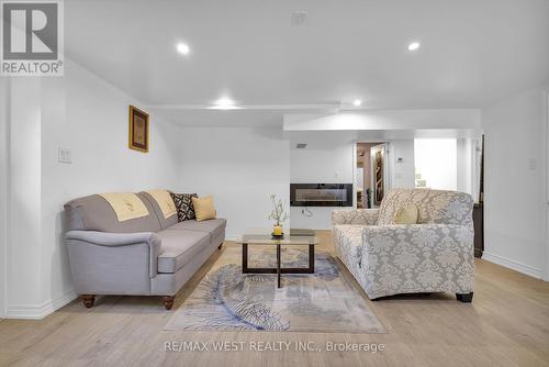 2821 Mt Albert Road, East Gwillimbury, ON - Indoor Photo Showing Living Room