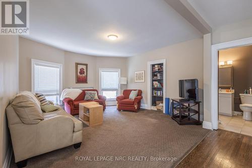 103 Maple Street, St. Catharines, ON - Indoor Photo Showing Living Room