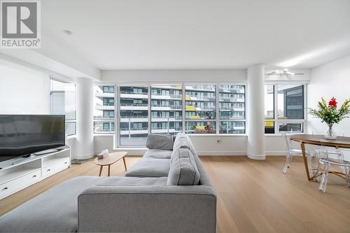 5766 Gilbert Road, Richmond, BC - Indoor Photo Showing Living Room