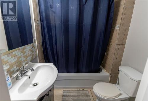 671 Gordon Street, Pembroke, ON - Indoor Photo Showing Bathroom