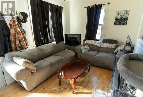 671 Gordon Street, Pembroke, ON - Indoor Photo Showing Living Room