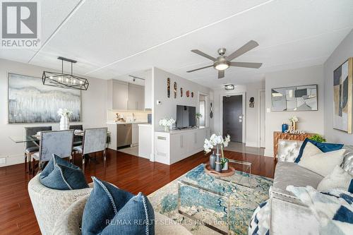 907 - 2 Glamorgan Avenue, Toronto, ON - Indoor Photo Showing Living Room