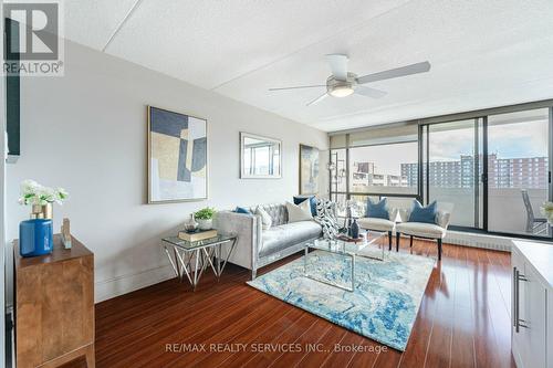 907 - 2 Glamorgan Avenue, Toronto, ON - Indoor Photo Showing Living Room