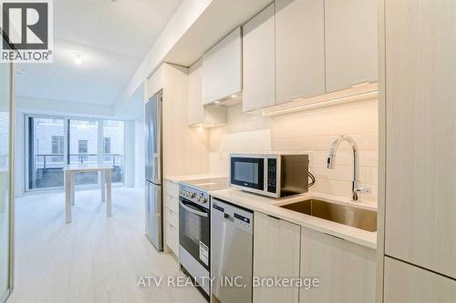 431 - 26 Gibbs Road, Toronto, ON - Indoor Photo Showing Kitchen