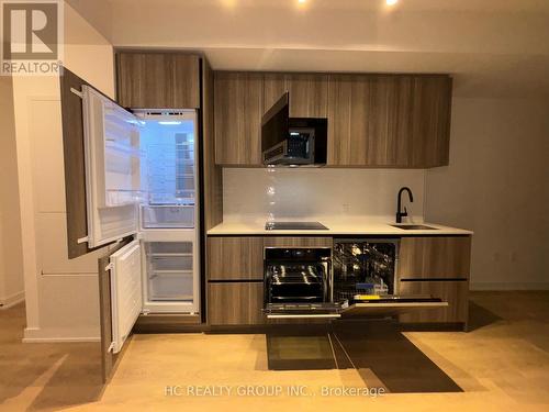 1004 - 127 Broadway Avenue, Toronto, ON - Indoor Photo Showing Kitchen