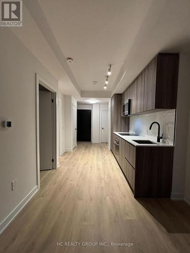 1004 - 127 Broadway Avenue, Toronto, ON - Indoor Photo Showing Kitchen