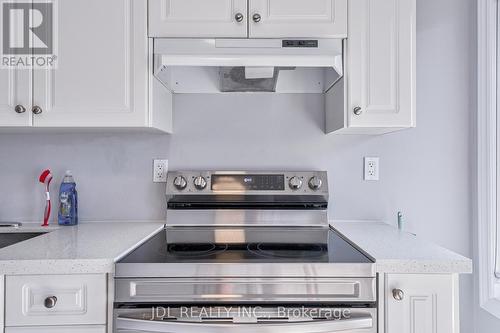 15 Justice Gardens, Toronto, ON - Indoor Photo Showing Kitchen