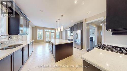 3229 Trailside Drive, Oakville, ON - Indoor Photo Showing Kitchen With Double Sink With Upgraded Kitchen