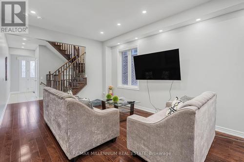 302 Buick Boulevard, Brampton, ON - Indoor Photo Showing Living Room