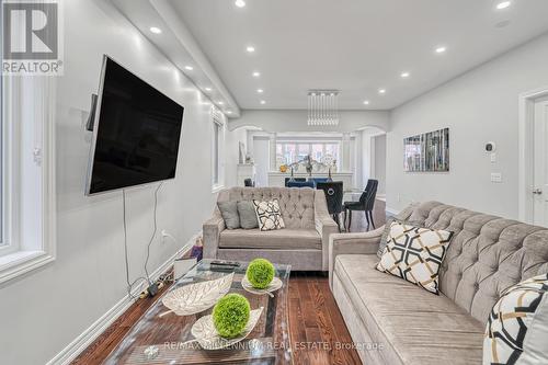 302 Buick Boulevard, Brampton, ON - Indoor Photo Showing Living Room