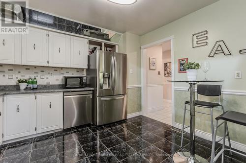 93 - 1584 Newlands Crescent, Burlington, ON - Indoor Photo Showing Kitchen