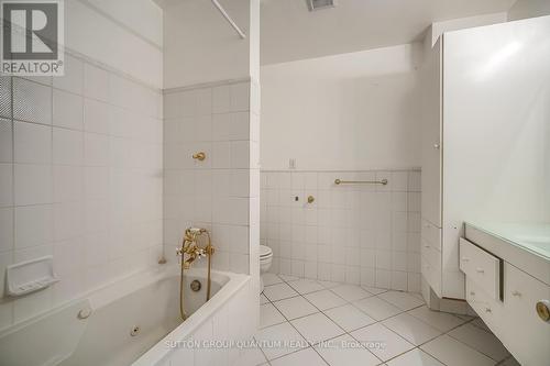 1340 Contour Drive, Mississauga, ON - Indoor Photo Showing Bathroom