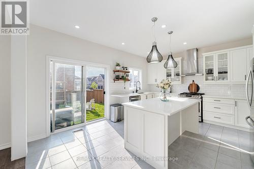 762 Halbert Drive, Shelburne, ON - Indoor Photo Showing Kitchen With Upgraded Kitchen