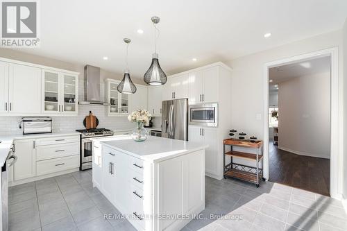 762 Halbert Drive, Shelburne, ON - Indoor Photo Showing Kitchen With Upgraded Kitchen