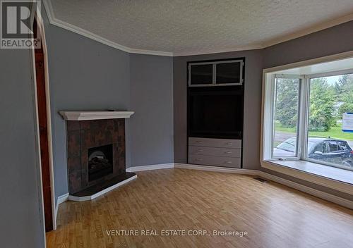 1517 Mayrene Crescent, Greely - Metcalfe - Osgoode - Vernon And Area, ON - Indoor Photo Showing Living Room With Fireplace