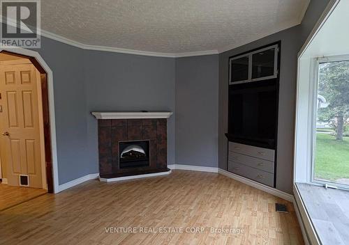 1517 Mayrene Crescent, Greely - Metcalfe - Osgoode - Vernon And Area, ON - Indoor Photo Showing Living Room With Fireplace