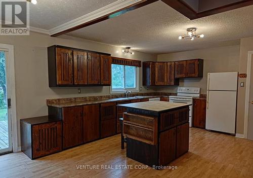 1517 Mayrene Crescent, Greely - Metcalfe - Osgoode - Vernon And Area, ON - Indoor Photo Showing Kitchen With Double Sink