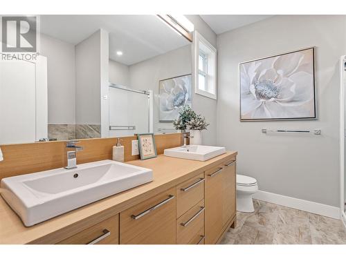 2251 14 Avenue Se, Salmon Arm, BC - Indoor Photo Showing Bathroom