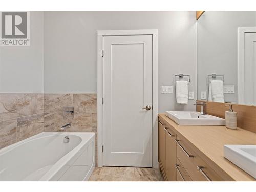 2251 14 Avenue Se, Salmon Arm, BC - Indoor Photo Showing Bathroom