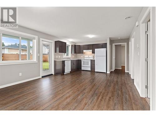 2251 14 Avenue Se, Salmon Arm, BC - Indoor Photo Showing Kitchen