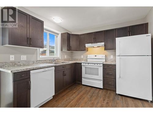 2251 14 Avenue Se, Salmon Arm, BC - Indoor Photo Showing Kitchen