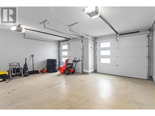 2251 14 Avenue Se, Salmon Arm, BC - Indoor Photo Showing Garage