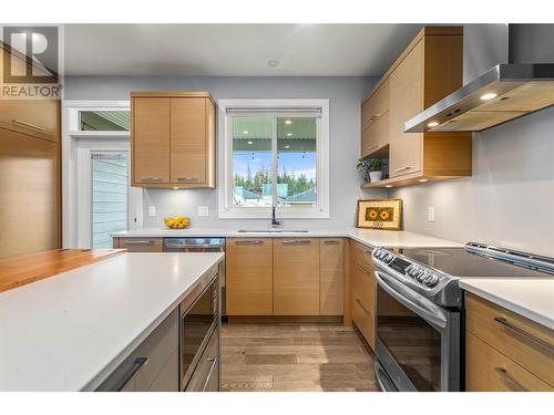 2251 14 Avenue Se, Salmon Arm, BC - Indoor Photo Showing Kitchen With Upgraded Kitchen