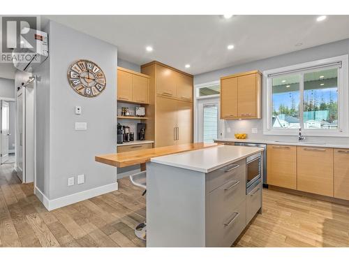 2251 14 Avenue Se, Salmon Arm, BC - Indoor Photo Showing Kitchen