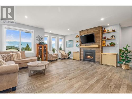 2251 14 Avenue Se, Salmon Arm, BC - Indoor Photo Showing Living Room With Fireplace