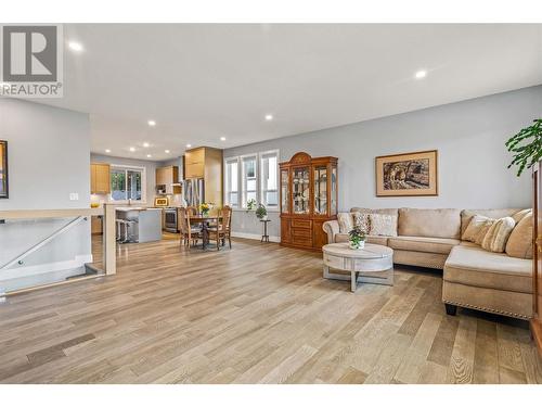 2251 14 Avenue Se, Salmon Arm, BC - Indoor Photo Showing Living Room