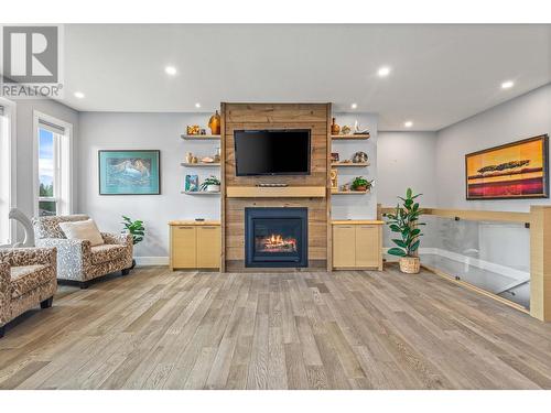 2251 14 Avenue Se, Salmon Arm, BC - Indoor Photo Showing Living Room With Fireplace