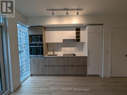 803 - 319 Jarvis Street, Toronto, ON - Indoor Photo Showing Kitchen