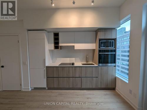 1005 - 319 Jarvis Street, Toronto, ON - Indoor Photo Showing Kitchen