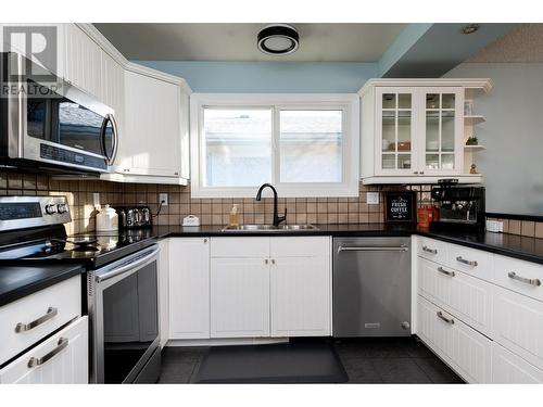 4368 Fisk Avenue, Prince George, BC - Indoor Photo Showing Kitchen With Double Sink