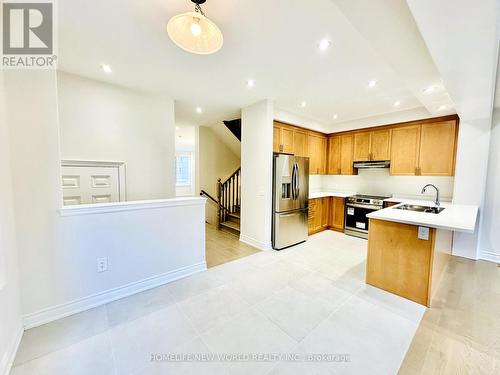 95 Kenneth Rogers Crescent, East Gwillimbury, ON - Indoor Photo Showing Kitchen