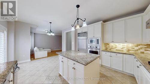 150 Peak Point Boulevard, Vaughan, ON - Indoor Photo Showing Kitchen With Double Sink With Upgraded Kitchen