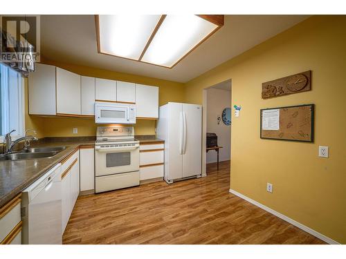 3900 27 Avenue Unit# 93, Vernon, BC - Indoor Photo Showing Kitchen With Double Sink