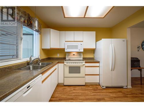 3900 27 Avenue Unit# 93, Vernon, BC - Indoor Photo Showing Kitchen With Double Sink