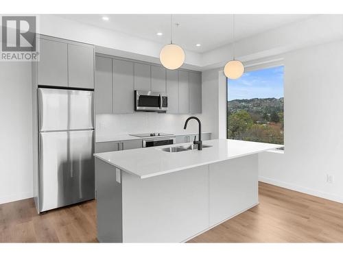 1274 Devonshire Avenue Unit# 203, Kelowna, BC - Indoor Photo Showing Kitchen With Upgraded Kitchen