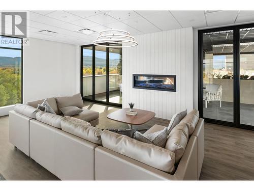 1274 Devonshire Avenue Unit# 203, Kelowna, BC - Indoor Photo Showing Living Room With Fireplace