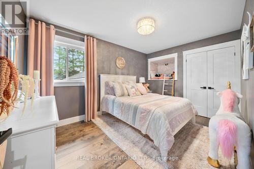 8 Crystalwood Lane, Springwater, ON - Indoor Photo Showing Bedroom