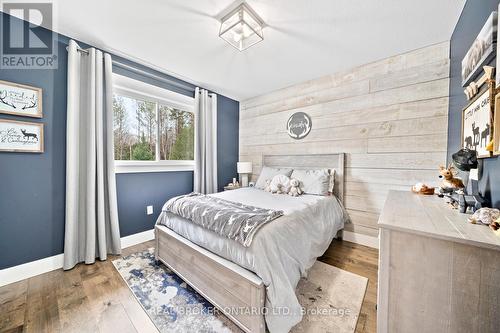 8 Crystalwood Lane, Springwater, ON - Indoor Photo Showing Bedroom