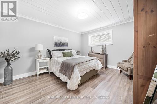 8 Crystalwood Lane, Springwater, ON - Indoor Photo Showing Bedroom