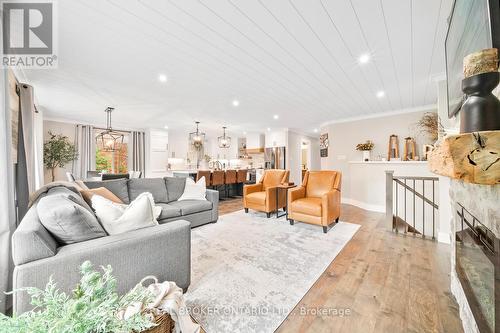 8 Crystalwood Lane, Springwater, ON - Indoor Photo Showing Living Room